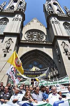 Protesto em frente à Catedral da Sé