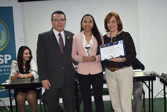 Laizza Souza Costa premiada na categoria fármacos e medicamentos e também pelo terceiro lugar na classificação geral