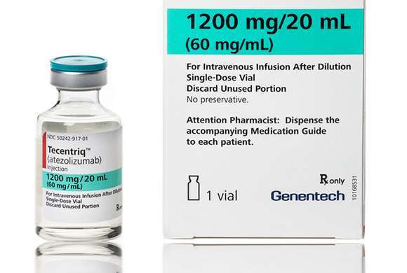Foto mostra embalagem e ampola do medicamento Tecentriq® 