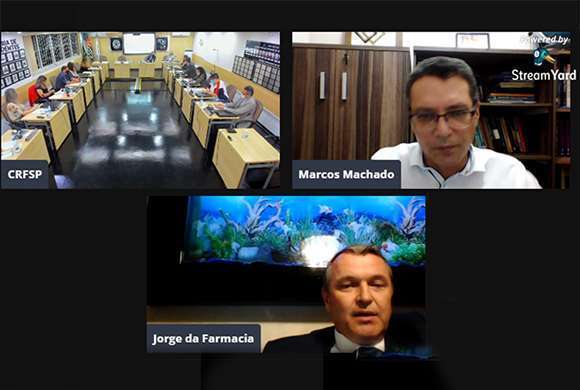 O vereador Jorge da Farmácia (centro abaixo) participa do homenagem de maneira on-line