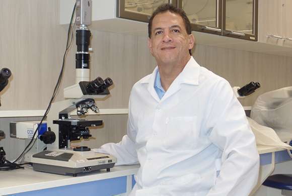 Dr. Gustavo Alves posa em ambiente de laboratório