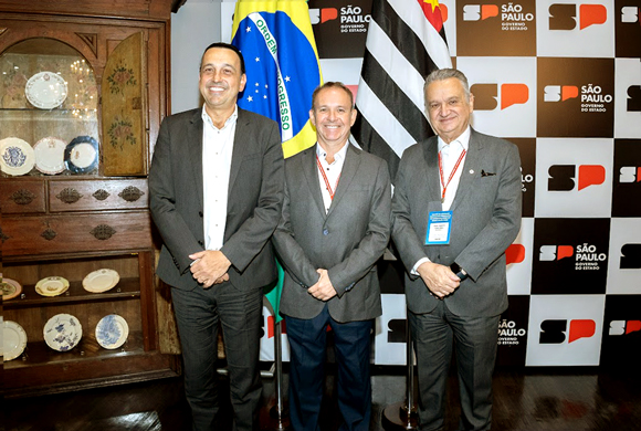 Da esq. p/ dir.: Felício Ramuth, vice-governador de São Paulo, Dr. Marcelo Polacow, presidente do CRF-SP, e José Augusto Viana Neto, presidente do CRECISP.