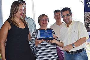 A filha do dr. Pizzolitto, Nadia, e a esposa, Elizabeth, receberamm a placa do prefeito Marcelo Barbieri