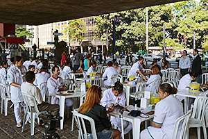 CRF-SP realiza ação Farmacêutico na Praça com teste de glicemia, aferição de pressão e orientação sobre uso de medicamentos