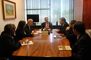 Ao centro, o presidente da Câmara, Henrique Eduardo Alves, em reunião com os deputados Alice Portugal e Ivan Valente, além de representantes do setor varejista