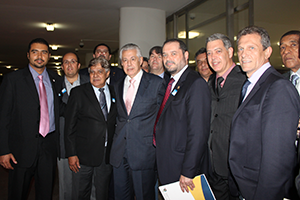 O deputado Arlindo Chinaglia entre o presidente do CFF, dr. Walter Jorge, e o presidente do CRF-SP, dr. Pedro Menegasso