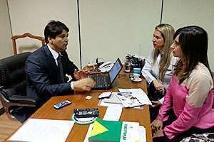 O deputado Felipe Maia (DEM) conversa com a diretora da Seccional da Zona Leste, dra. Alessandra Brognara, e a conselheira dra. Maria Fernanda Carvalho