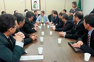 Reunião com líder do governo Henrique Fontana (PT-RS) ao centro