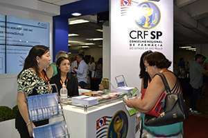 Estande do CRF-SP oferece materiais técnicos, orientação sobre o GTAM e folderes orientativos para a população