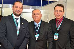 Dr. Pedro Menegasso (presidente do CRF-SP), dr. Jerolino Lopes Aquino (presidente da SBAC) e dr. Marcos Machado (diretor-tesoureiro do CRF-SP e presidente do 43º Congresso Brasileiro de Análises Clínicas