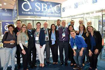 Dr. Marcos Machado, diretor-tesoureiro do CRF-SP e presidente do 43º CBAC (2º da esq. p/ dir.), com a equipe da SBAC