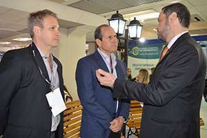 Dr. Marcelo Polacow, conselheiro federal por SP, o farmacêutico peruano dr. Eduardo Chipoco e o presidente do CRF-SP, dr. Pedro Menegasso
