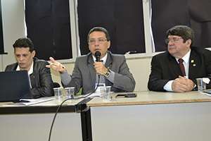 Dr. Sandro Januário, dr. Marcos Machado e dr. José Vanilton esclareceram dúvidas do público formado por farmacêuticos, enfermeiros, assistentes sociais e outros profissionais