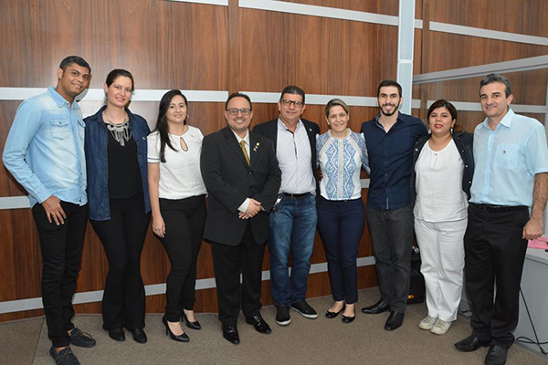 Dr. Marco Aurélio Poe, diretor regional de Araçatuba, ao lado do presidente da Câmara de Birigui, Vadão da Farmácia, e farmacêuticos atuantes na região