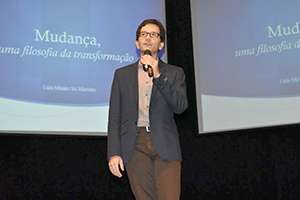 Prof. Dr. Luis Mauro Sá Martino na palestra magna: “Por que é tão difícil mudar? Hábitos, atitudes e ética” 