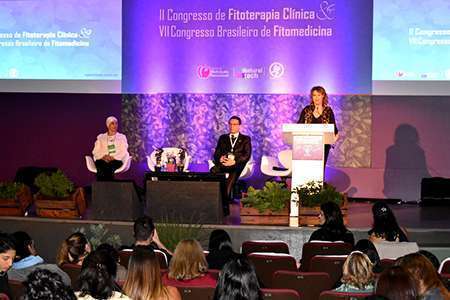 Dra. Amouni Mourad (assessora técnica do CRF-SP), Dr. Marcos Machado (presidente do CRF-SP) e Dra. Valéria Paschoal na abertura do II Congresso de Fitoterapia Clinica e VII Congresso Brasileiro de Fitomedicina