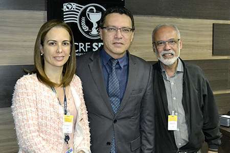 Dra. Renata Pietro, presidente do Coren-SP; Dr. Marcos Machado, presidente do CRF-SP e Dr. Cláudio Silveira, vice-presidente do Coren-SP