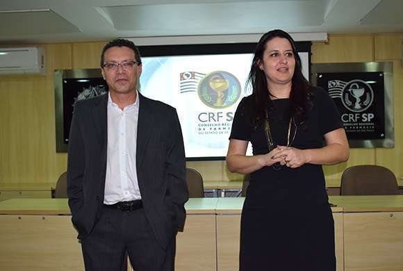 O presidente do CRF-SP, Dr. Marcos Machado, e a Dra. Danyelle Marini, diretora-tesoureira, na abertura das apresentações