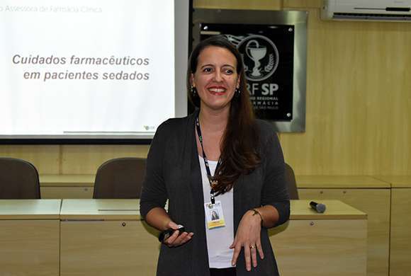 Coordenadora da Comissão Assessora de Farmácia Clínica, Dra. Vanessa Andrade Conceição, 
