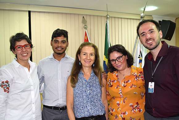 Dra. Natasha Trolesi, Dr. Tharcísio Santana, Dra. Ana Clara Castagna e Bruna de Oliveira Santos, membros da Comissão Assessora de Farmácia do CRF-SP ao lado do palestrante Dr. Jauri Siqueira Junior