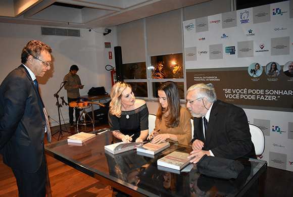 O presidente do CRF-SP, Dr. Marcos Machado e os autores Dra. Camila Moroti Gabardo, Dra. Renata D´aquino Faria Piazera e Dr. Luiz Cavalcante