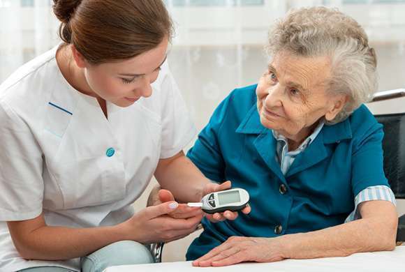 Farmacêutica mede insulina de senhora idosa usando medidor eletrônico