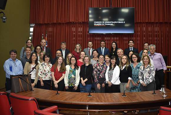 Farmacêuticos compareceram à reunião da Reunião da Comissão de Administração Pública e Trabalho na Assembleia Legislativa de São Paulo