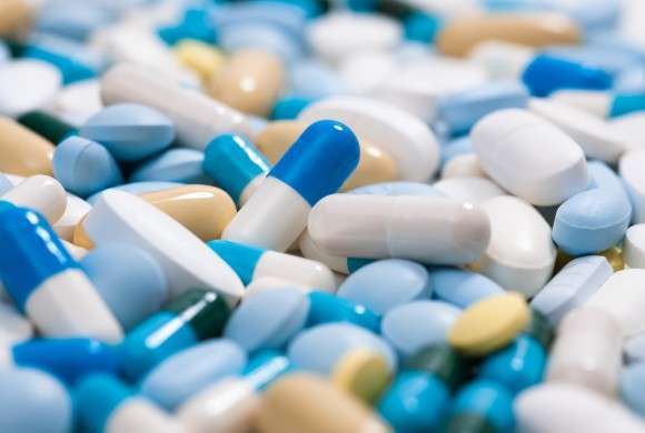 porção de comprimidos de medicamentos misturados