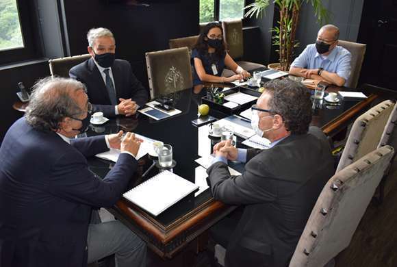 A reunião no Palácio dos Bandeirantes contou também com a participação do Chefe de gabinete da Casa Civil, Carlos Takahashi e da gerente-geral do CRF-SP, Dra. Reggiani Schinatto 