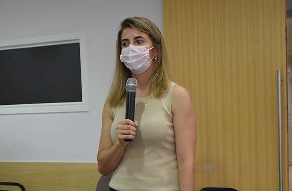 Dra. Ana Claudia Camargo Miranda, coordenadora do GTT de Radiofarmácia durante apresentação sobre o importante papel do farmacêutico na área 