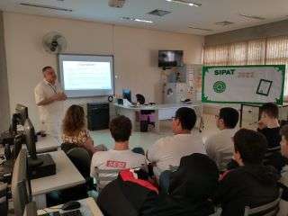 Dr. Luiz Fernando Turini durante palestra sobre IST/Aids para alunos do Sesi em 20/9 