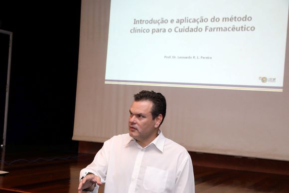 Prof. Dr. Leonardo Régis Leira Pereira é um dos ministrantes da capacitação técnico-profissional realizada com os farmacêuticos que atuam no serviço público municipal como parte do projeto Cuidado Farmacêutico no SUS (Foto: Prefeitura de Diadema)