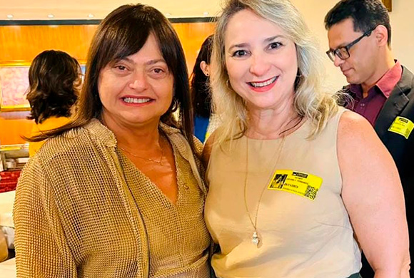 A farmacêutica e deputada federal Alice Portugal e a vice-presidente do CRF-SP, Dra. Luciana Canetto