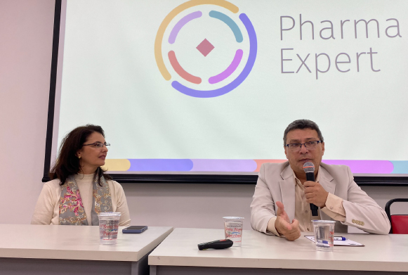 Com moderação da Dra. Fátima Farhat, o tema Desafios e oportunidades na prática de exames laboratoriais em Farmácia Clínica foi apresentado pelo Dr. Marcos Machado