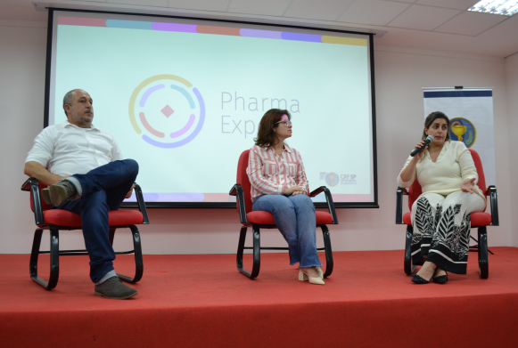 Dr. Fabio Angelini; Dra. Renata Gonçalves e Dra. Ana Neife Ferreira duramte a mesa-redonda "Insalubridade para farmacêuticos" 