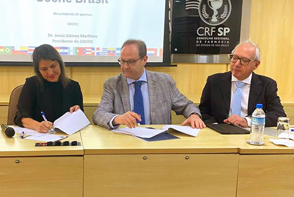 Dra. Bianca Félix de Oliveira Crispim (presidente do CRF-RR); Dr. Jesús Carlos Gomés (presidente da Socfic); e Dr. Rinaldo Ferreira (vice-presidente da Socfic)