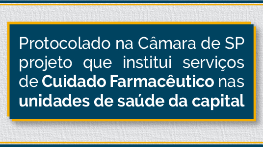 Imagem ilustrativa com fundo cinza, tendo acima e abaixo dois traços nas cores azul e amarelo, e ao centro a frase Protocolado na Câmara de SP projeto que institui  serviços de Cuidado Farmacêutico nas unidades de saúde da capital