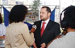 Dr. Menegasso é entrevistado por repórter da Rede Globo (Foto: Davi Machado)