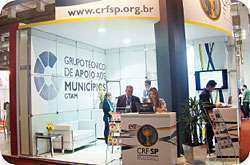 CRF-SP divulgou as atividades do Grupo Técnico de Apoio aos Municípios (GTAM) em seu estande na FarmaBR (Foto: Mônica Neri)