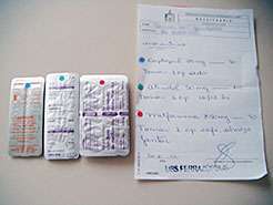 Receitas e medicamentos com indicações de cores (Foto: Arquivo Pessoal)