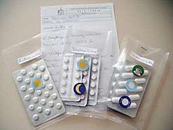 Medicamentos com figurinhas indicativas (Foto: Arquivo Pessoal)