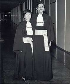 Dr. Darcio com sua esposa, a também farmacêutica dra. Eunice Naomi Tokuo Calligaris no dia de sua formatura (Foto: arquivo pessoal)