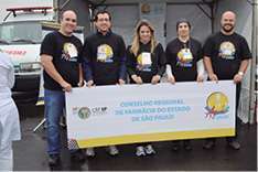 Funcionários e voluntários do CRF-SP durante a ação no Parque Villa Lobos (Foto Carlos Nascimento)