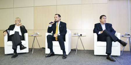 O deputado federal Ivan Valente (PSOL-SP), dr. Pedro Menegasso e o assessor jurídico do CRF-SP,  dr. Marcus Elidius 