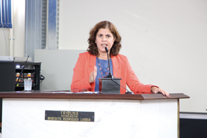 A autora  do projeto, vereadora Celi Regina, durante sessão que aprovou lei sobre assistência farmacêutica