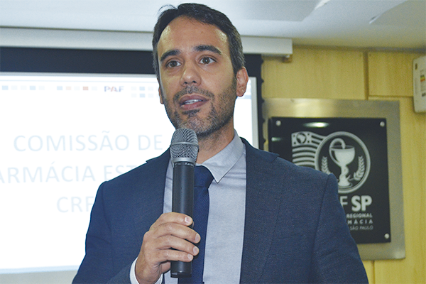 Dr. Lucas Portilho, coordenador da Comissão Assessora de Farmácia Estética do CRF-SP