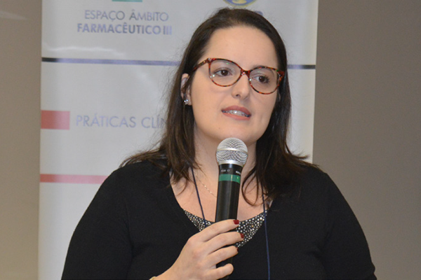 Dra. Lívia Barbosa (coordenadora da Comissão de Farmácia Clínica)