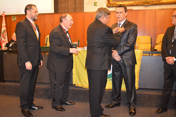 Dr. Marcos Machado (diretor-tesoureiro do CRF-SP), é condecorado pelo presidente do CFF, Dr. Walter Jorge João, com a outorga da medalha comemorativa de 75 anos da ANF;