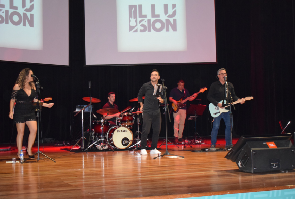Banda Illusion encerra Encontro com repertório variado de músicas de sucesso