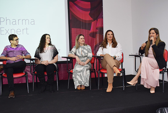 Da esq. p/ dir.: Dr. Robson Miranda da Gama, Dra Fernanda Daud, Dra Carine Dal Pizzol, Dra Nádia Ruscinc e Dra. Ketlyn Migliato (moderadora)